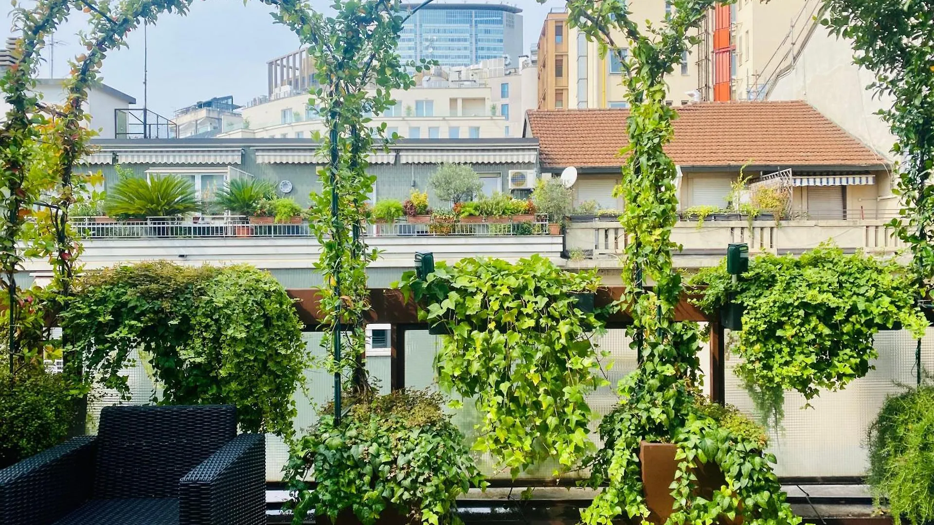 Vitruviosuite Milano contacts